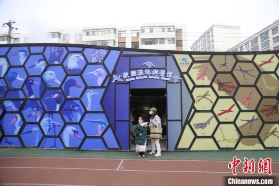 圖為西寧市第一中學(xué)濕地科普宣教館?！±罱瓕?攝