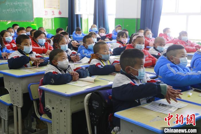 圖為學生學習七步洗手法。　馬銘言 攝