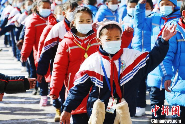 圖為學(xué)生跳起歡快的藏族舞蹈迎接新學(xué)期?！●R銘言 攝