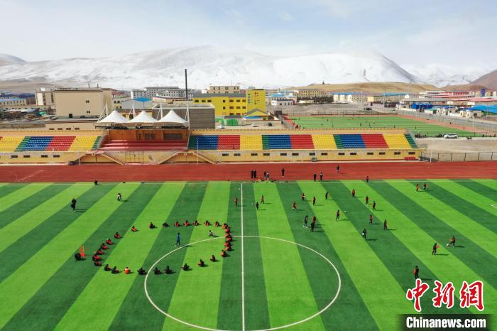 航拍曲麻萊縣足球場(chǎng)?！●R銘言 攝