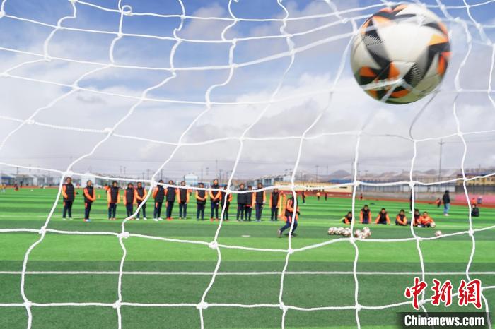 圖為孩子們進(jìn)行射門訓(xùn)練。　馬銘言 攝