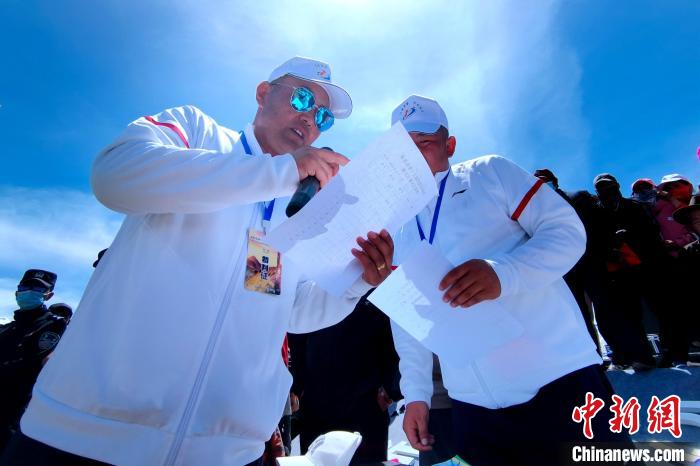 圖為裁判員統(tǒng)計(jì)牧民運(yùn)動(dòng)項(xiàng)目比賽成績(jī)?！±铍h 攝