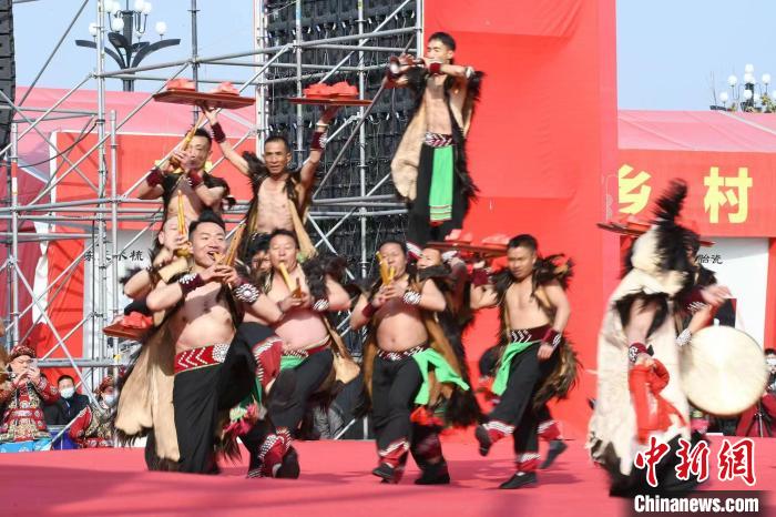 圖為少數(shù)民族舞蹈展演?！×赫赵?攝