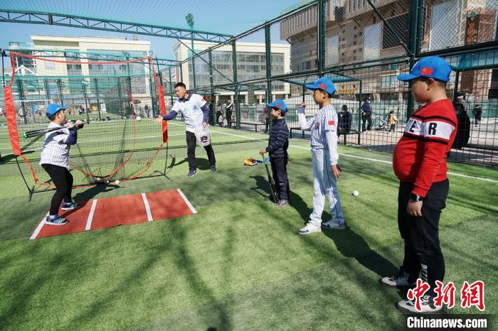 圖為小棒球手們進行擊球訓(xùn)練?！●R銘言 攝