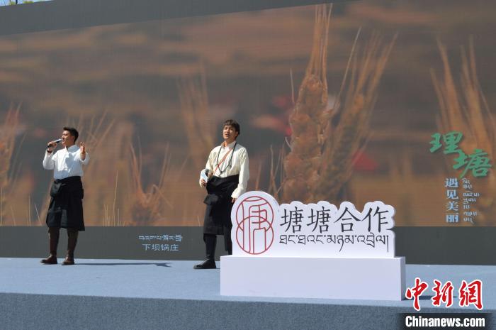 “康巴漢子”現(xiàn)場獻唱?！≈炝杞?攝