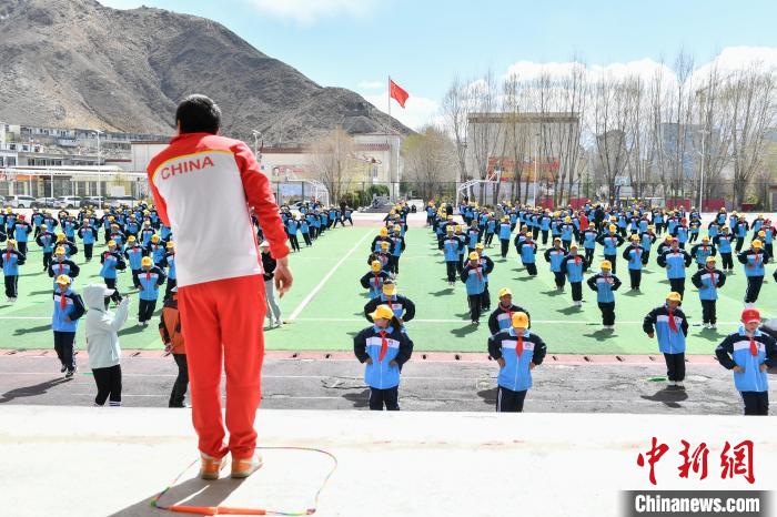 圖為學(xué)生在跳繩教練齊景龍的指導(dǎo)下做準(zhǔn)備運(yùn)動(dòng)。　貢嘎來松 攝