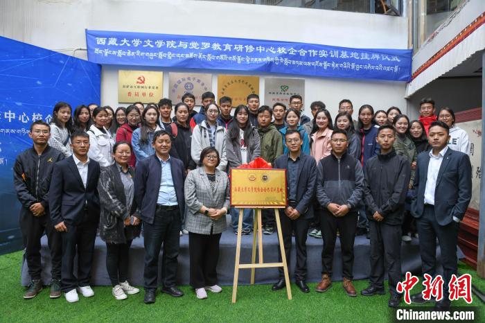 圖為揭牌儀式上合影?！∝暩聛硭?攝