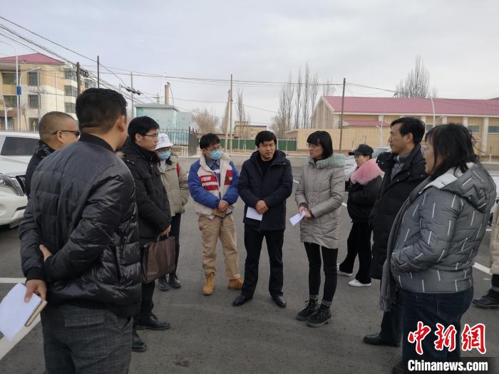 圖為青海大學(xué)工作人員正在現(xiàn)場(chǎng)考察該項(xiàng)目進(jìn)行情況。　李江寧 攝