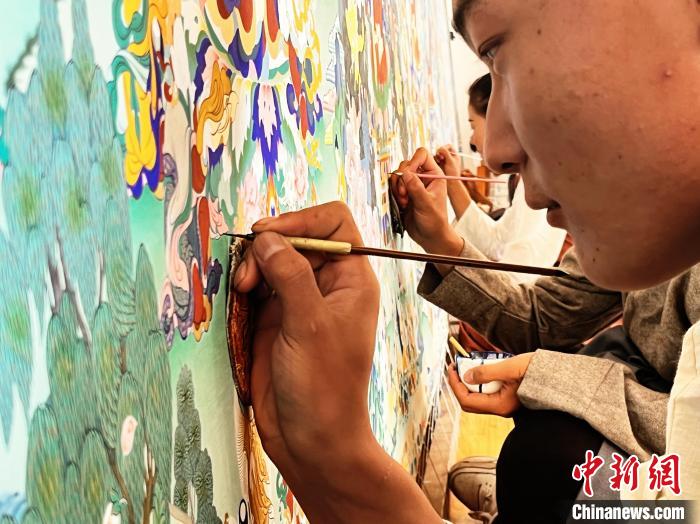 圖為畫師繪畫唐卡?！●R文莉 供圖