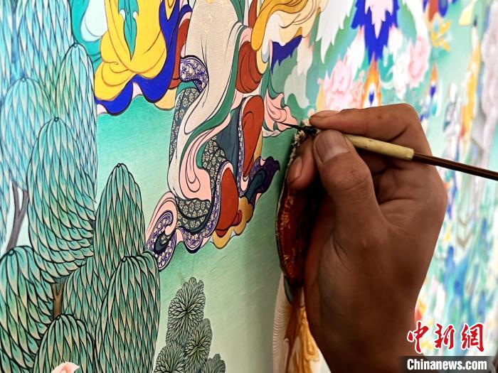 圖為畫師繪畫唐卡?！●R文莉 供圖