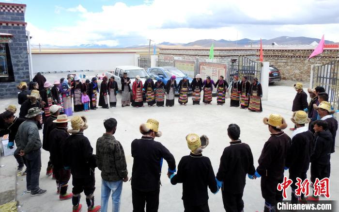 圖為普瑪江塘鄉(xiāng)民眾載歌載舞。　浪卡子縣網(wǎng)信辦供圖