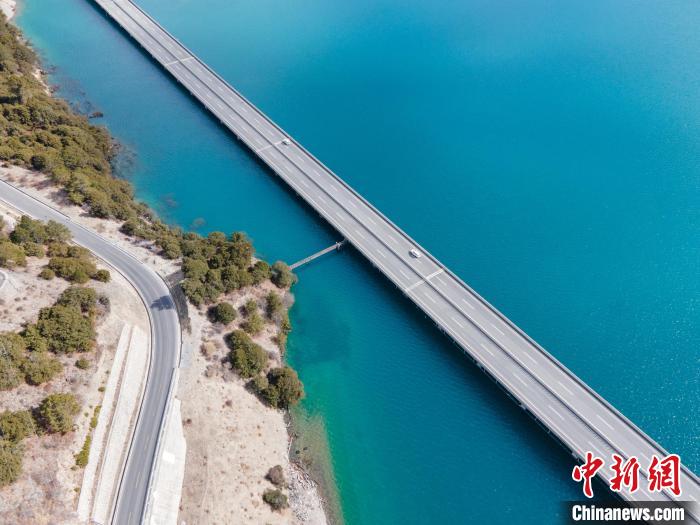 圖為西藏林拉高等級公路多布湖段風光?！〗w波 攝