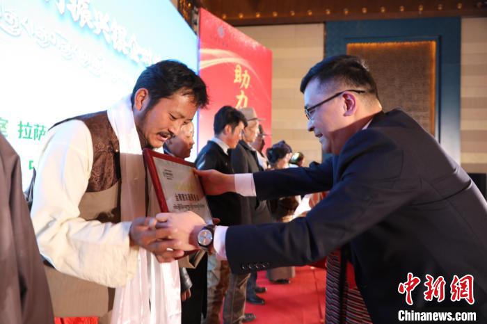 圖為拉薩市銀企對接洽談會現(xiàn)場?！「裆愔?攝