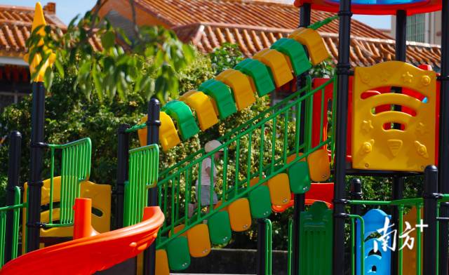 崖口村近年來(lái)也大力發(fā)展村里的基礎(chǔ)設(shè)施建設(shè)，尤其為老人和小孩提供更多的休閑娛樂(lè)場(chǎng)所。