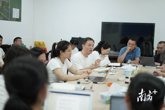 “夜總會(huì)”現(xiàn)場(chǎng)。