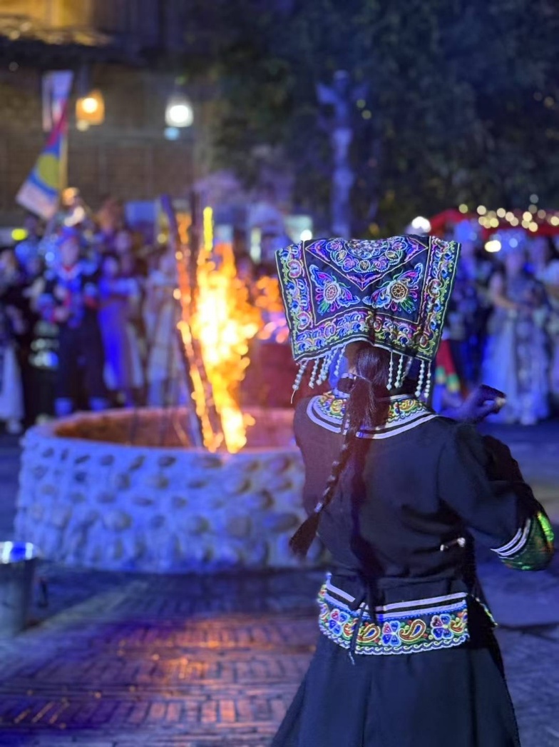 2025年7月，貴州烏江寨“萬人打跳夜”現(xiàn)場。受訪者供圖