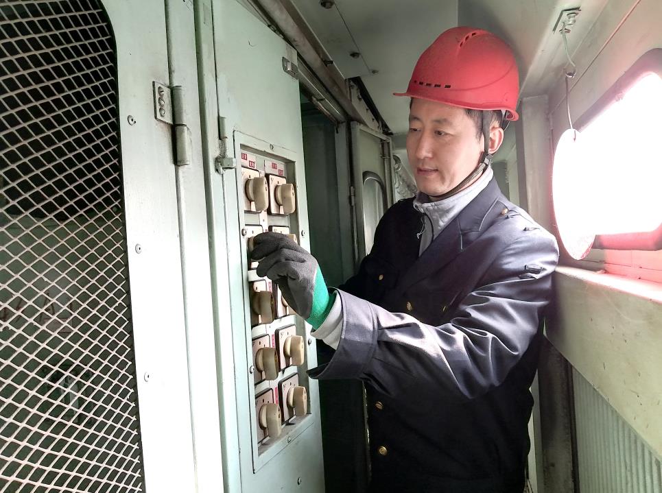 韓文盛認(rèn)真檢查低壓柜。