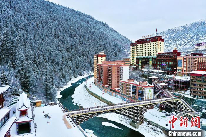壤塘的雪后美景?！∪捞量h融媒體中心供圖