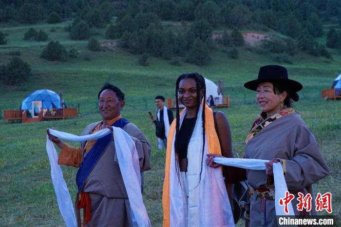 圖為當(dāng)?shù)孛癖娕c外籍留學(xué)生合影留念?！●R銘言 攝