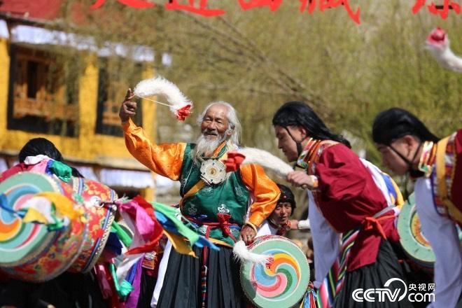 這里的人們，跳著從高原上長出來的久河卓舞，舞動人生，一代又一代。