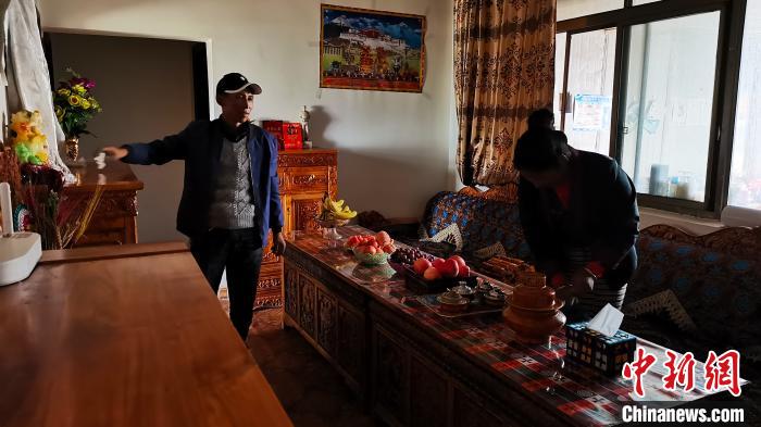 圖為群培和妻子在新家的客廳里?！垈?攝