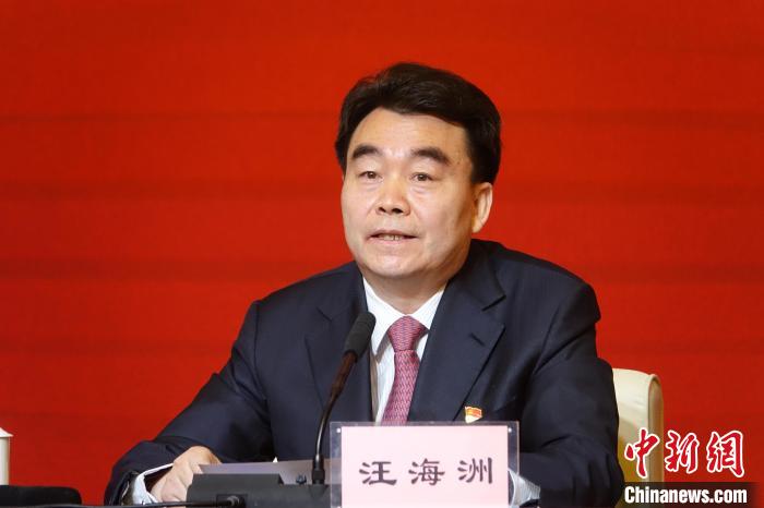 汪海洲在發(fā)布會(huì)上介紹西藏自治區(qū)黨史學(xué)習(xí)教育開展情況。　冉文娟 攝