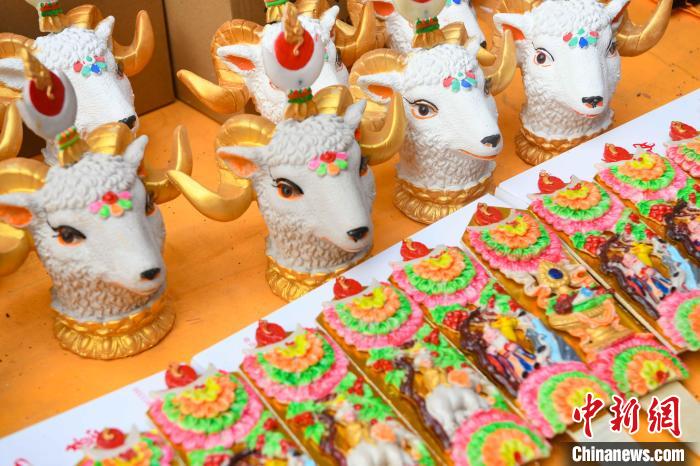 圖為拉薩市場上待售的吉祥羊頭?！∝暩聛硭?攝