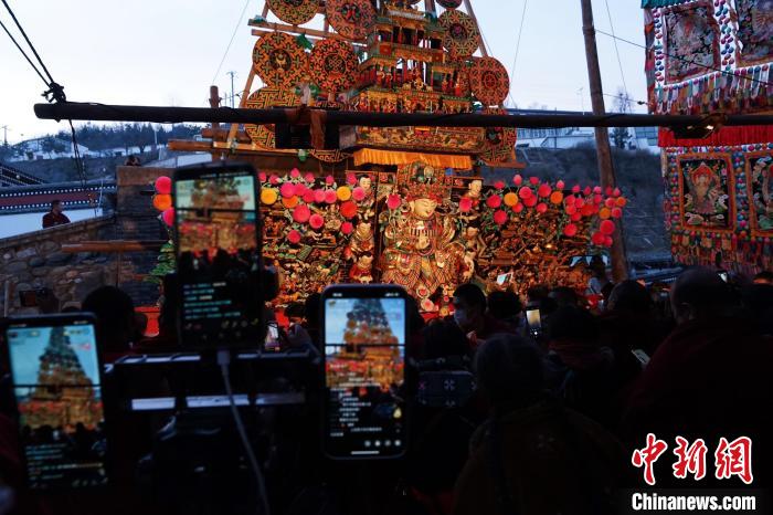 圖為游客直播塔爾寺酥油花展。　馬銘言 攝