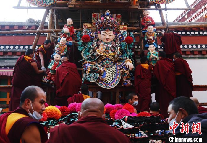 圖為塔爾寺僧人為酥油花搭架子。　馬銘言 攝