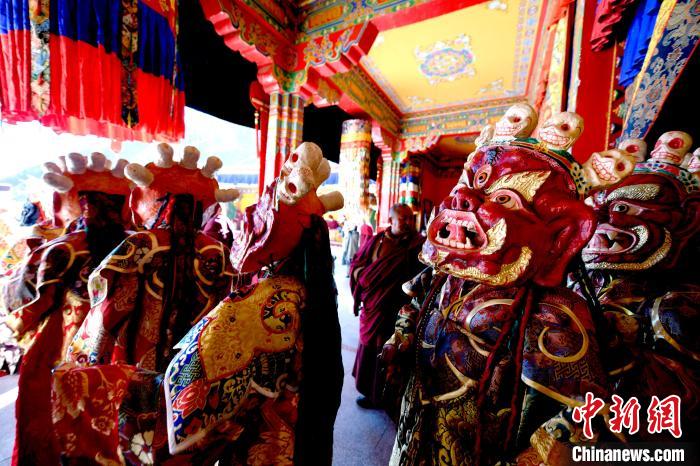 2月19日，楚布寺僧人們佩戴面具準(zhǔn)備參加跳神活動。　李林 攝