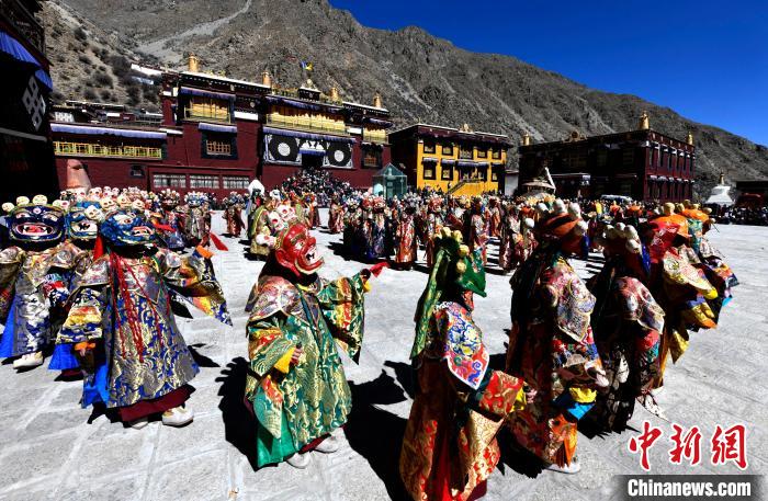 2月19日，楚布寺僧人們佩戴面具參加跳神活動?！±盍?攝