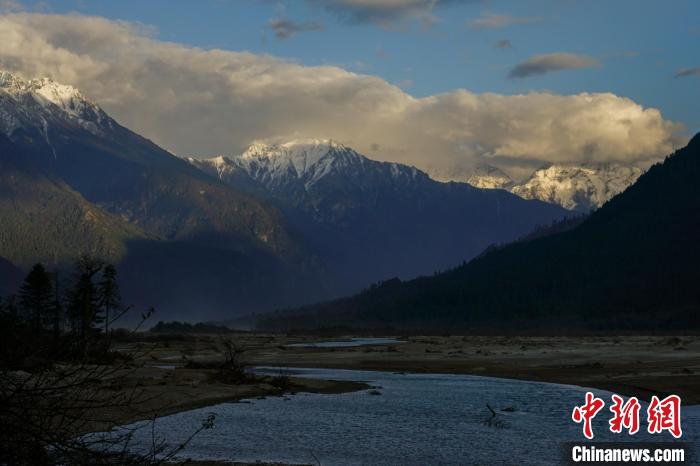 遠眺波密雪山?！〗w波 攝