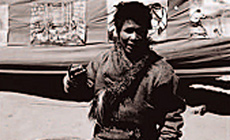 牧民布德在訴說(shuō)被挖眼的經(jīng)過(guò)