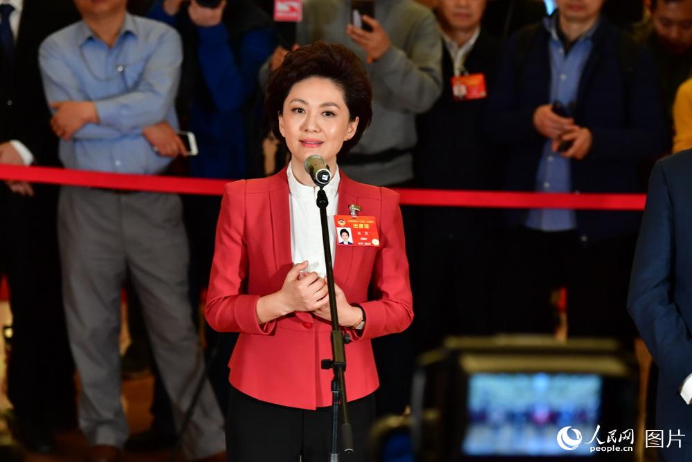 全國(guó)政協(xié)委員、中央廣播電視總臺(tái)央視新聞主播海霞接受記者采訪。