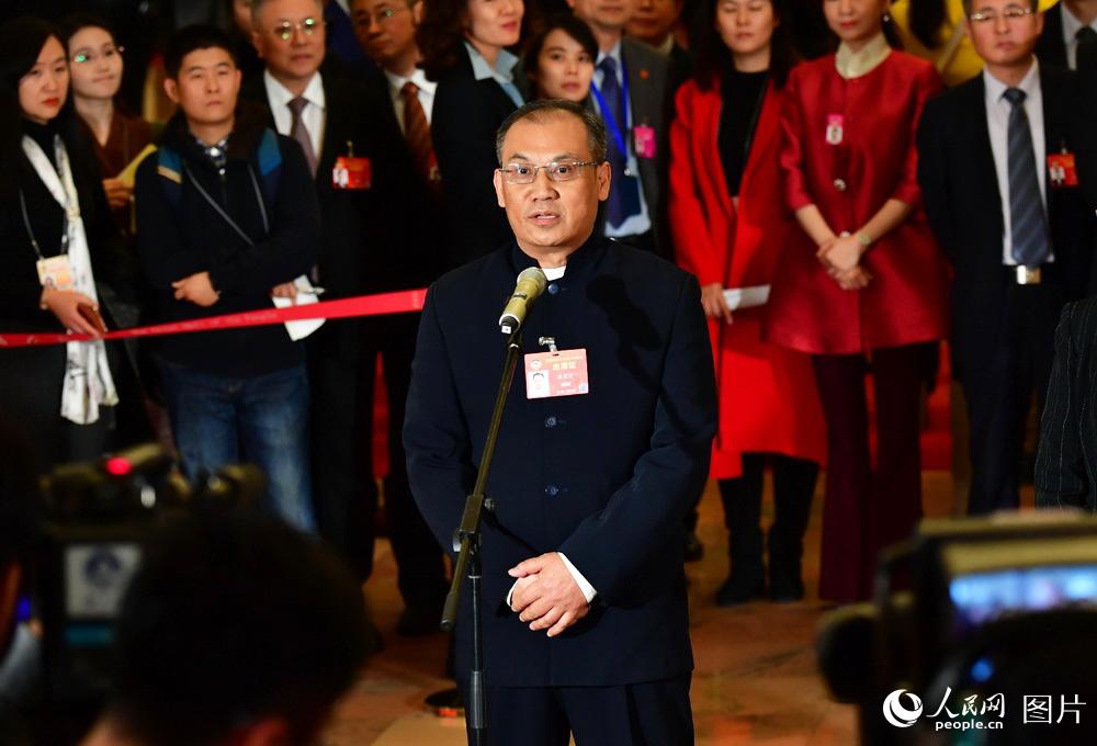 全國政協(xié)委員、湖南省生態(tài)環(huán)境廳副廳長潘碧靈接受記者采訪。