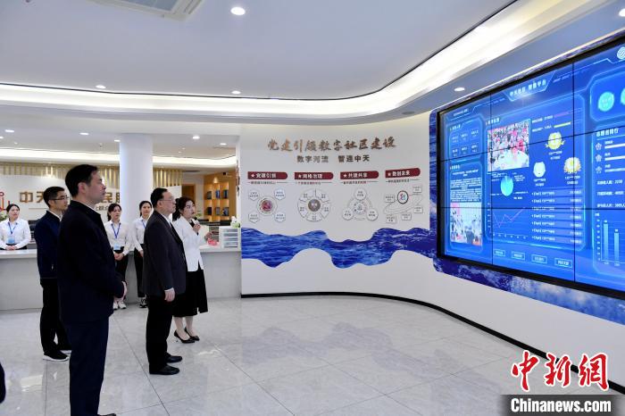 圖為與會(huì)來(lái)賓參觀福州中天社區(qū)?！蚊?攝