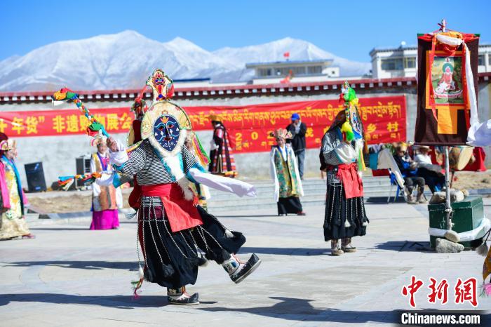 圖為藏戲非遺展演現(xiàn)場(chǎng)?！∝暩聛硭?攝